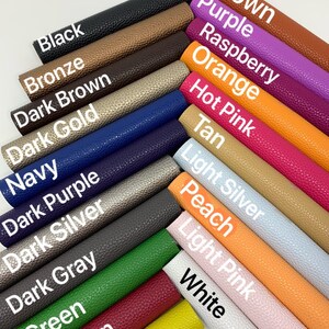 Pode incluir: Uma cole&ccedil;&atilde;o de 18 folhas de couro sint&eacute;tico em v&aacute;rias cores, incluindo preto, bronze, marrom escuro, dourado escuro, azul marinho, roxo escuro, prata escuro, cinza escuro, verde, vinho, amarelo, marrom, roxo, framboesa, laranja, rosa quente, bege, prata claro, p&ecirc;ssego, rosa claro e branco.
