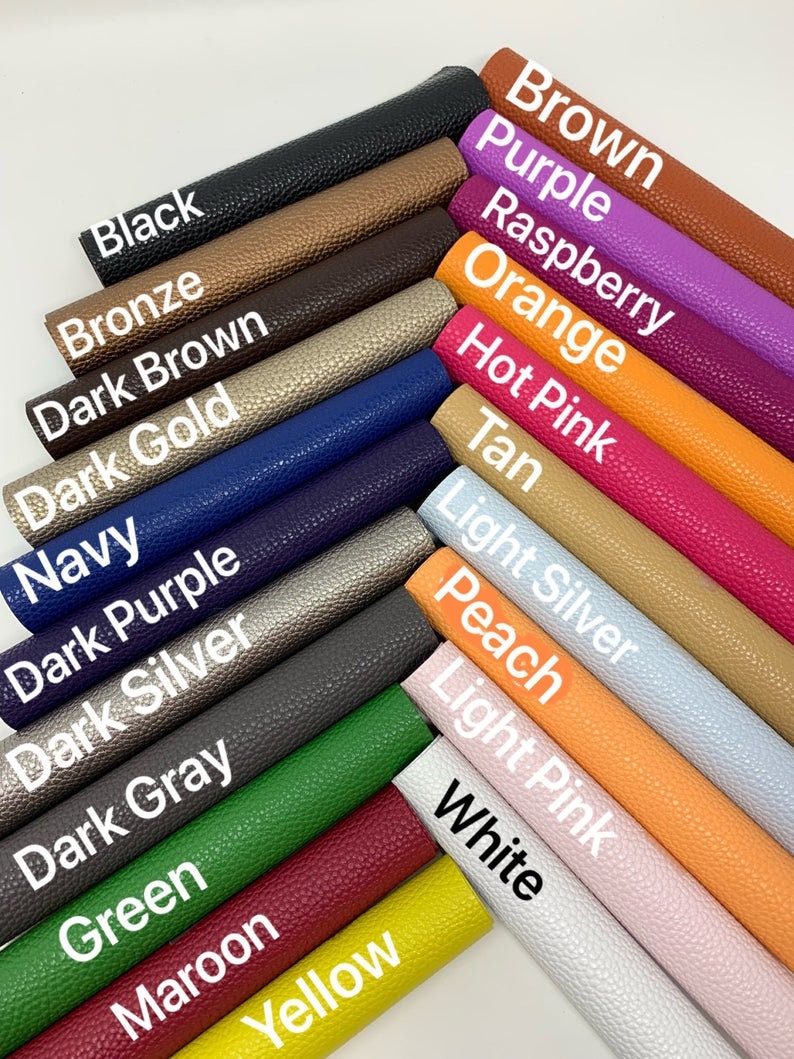 Pode incluir: Uma cole&ccedil;&atilde;o de 18 folhas de couro sint&eacute;tico em v&aacute;rias cores, incluindo preto, bronze, marrom escuro, dourado escuro, azul marinho, roxo escuro, prata escuro, cinza escuro, verde, vinho, amarelo, marrom, roxo, framboesa, laranja, rosa quente, bege, prata claro, p&ecirc;ssego, rosa claro e branco.