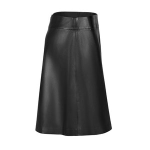 Pode incluir: Uma saia de couro preta com uma silhueta reta e em linha A. A saia tem um design simples com cintura alta e um acabamento liso e polido.