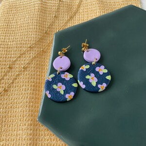 Handgemachte Polymer Clay Ohrringe mit floralem Design
