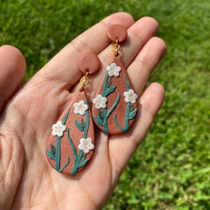 Handgemachte Ohrringe aus Polymer Clay mit floralem Design