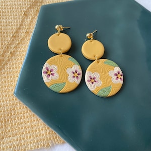 Handgemachte Polymer Clay Ohrringe mit floralem Design