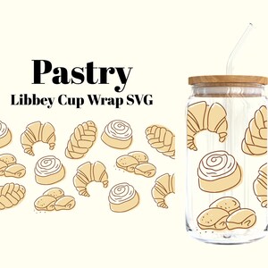Pode incluir: Um copo de vidro transparente com tampa de madeira e canudo, apresentando um padrão repetido de doces ilustrados. Os doces incluem croissants, rolinhos de canela e pães. O texto "Pastry Libbey Cup Wrap SVG" é exibido.