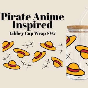 Könnte beinhalten: Ein klares Glas mit einem Bambusdeckel und einem Strohhalm. Der Becher ist mit einem sich wiederholenden Muster aus gelben Hüten mit roten Bändern und schwarzen Kreuzen verziert. Der Text "Pirate Anime Inspired" und "Libbey Cup Wrap SVG" steht oben.
