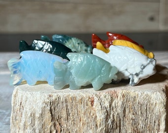Mini Crystal Fish Figurine: Carved Stone Animal Display