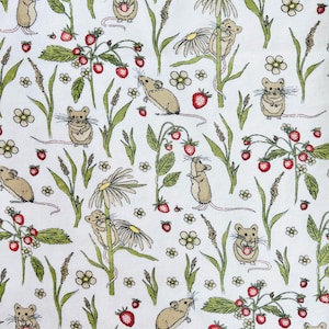 Op de afbeelding: Een witte stof met een herhalend patroon van bruine muizen, groene planten, rode aardbeien en witte bloemen.
