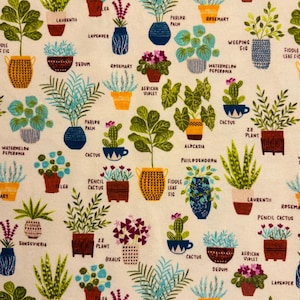 Op de afbeelding: Een beige achtergrond met een herhalend patroon van potplanten. De planten zijn ge&iuml;llustreerd in verschillende kleuren en stijlen, waaronder groen, blauw, rood, geel en paars. De namen van de planten staan onder elke pot, zoals "Sansevieria", "ZZ Plant", "Oxalis", "Cactus", "Sedum", "Parlor Palm", "Rosemary", "African Violet", "Weeping Fig", "Watermelon Peperomia", "Philodendron", "Pencil Cactus", "Laurentii", "Lavender", "Fiddle Leaf Fig", and "Pilea".
