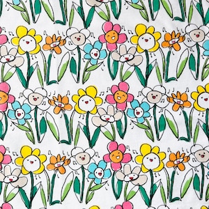 Op de afbeelding: Een naadloos patroon met verschillende kleurrijke bloemen met lachende gezichten. De bloemen zijn getekend in een eenvoudige, cartoonachtige stijl en zijn geplaatst op een witte achtergrond. De bloemen zijn geel, roze, oranje, blauw en wit.