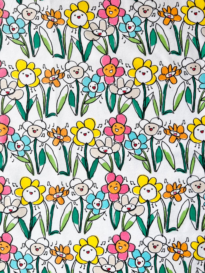 Op de afbeelding: Een naadloos patroon met verschillende kleurrijke bloemen met lachende gezichten. De bloemen zijn getekend in een eenvoudige, cartoonachtige stijl en zijn geplaatst op een witte achtergrond. De bloemen zijn geel, roze, oranje, blauw en wit.