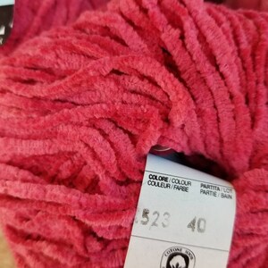 Pu&ograve; includere: Un gomitolo di filato di cotone rosa intenso con un'etichetta che recita "COLORE/COLOUR COULUER/FARBE PARTITA/LOT PARTIE/BAIN 523 40 COTONE 100% TOMA NATURALE 100% Puro Cotone Egitto pettinato Coton Baumwolle Cotton"