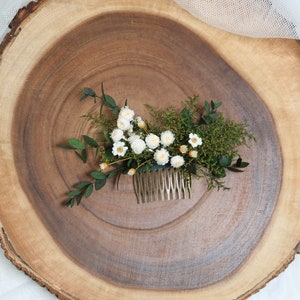 Crafted with care, our greenery wedding theme is designed with real preserved flowers, including helichrysum, eucalyptus, caspia, jazilda flower, and white ixodias. Each hair comb brings a touch of natural beauty to your special day.