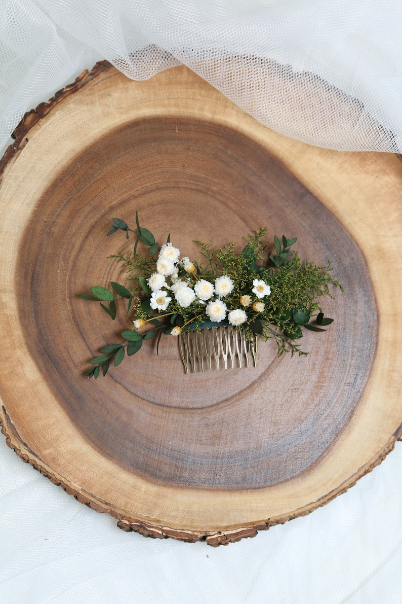 Crafted with care, our greenery wedding theme is designed with real preserved flowers, including helichrysum, eucalyptus, caspia, jazilda flower, and white ixodias. Each hair comb brings a touch of natural beauty to your special day.