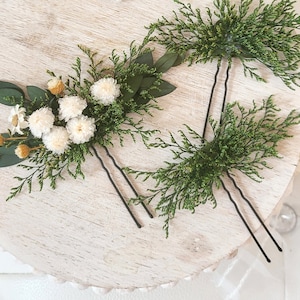 Crafted with care, our greenery wedding theme is designed with real preserved flowers, including helichrysum, eucalyptus, caspia, jazilda flower, and white ixodias. Each hair comb brings a touch of natural beauty to your special day.