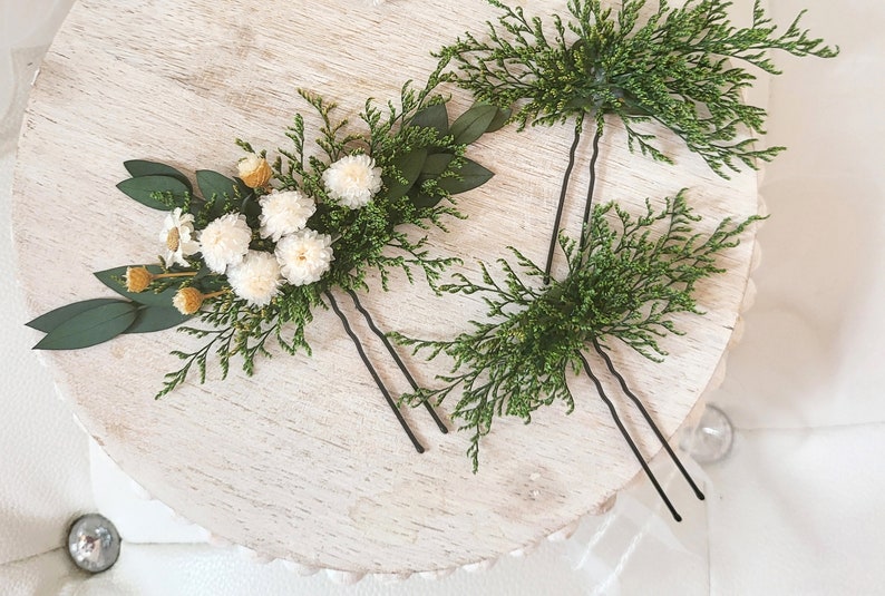 Crafted with care, our greenery wedding theme is designed with real preserved flowers, including helichrysum, eucalyptus, caspia, jazilda flower, and white ixodias. Each hair comb brings a touch of natural beauty to your special day.