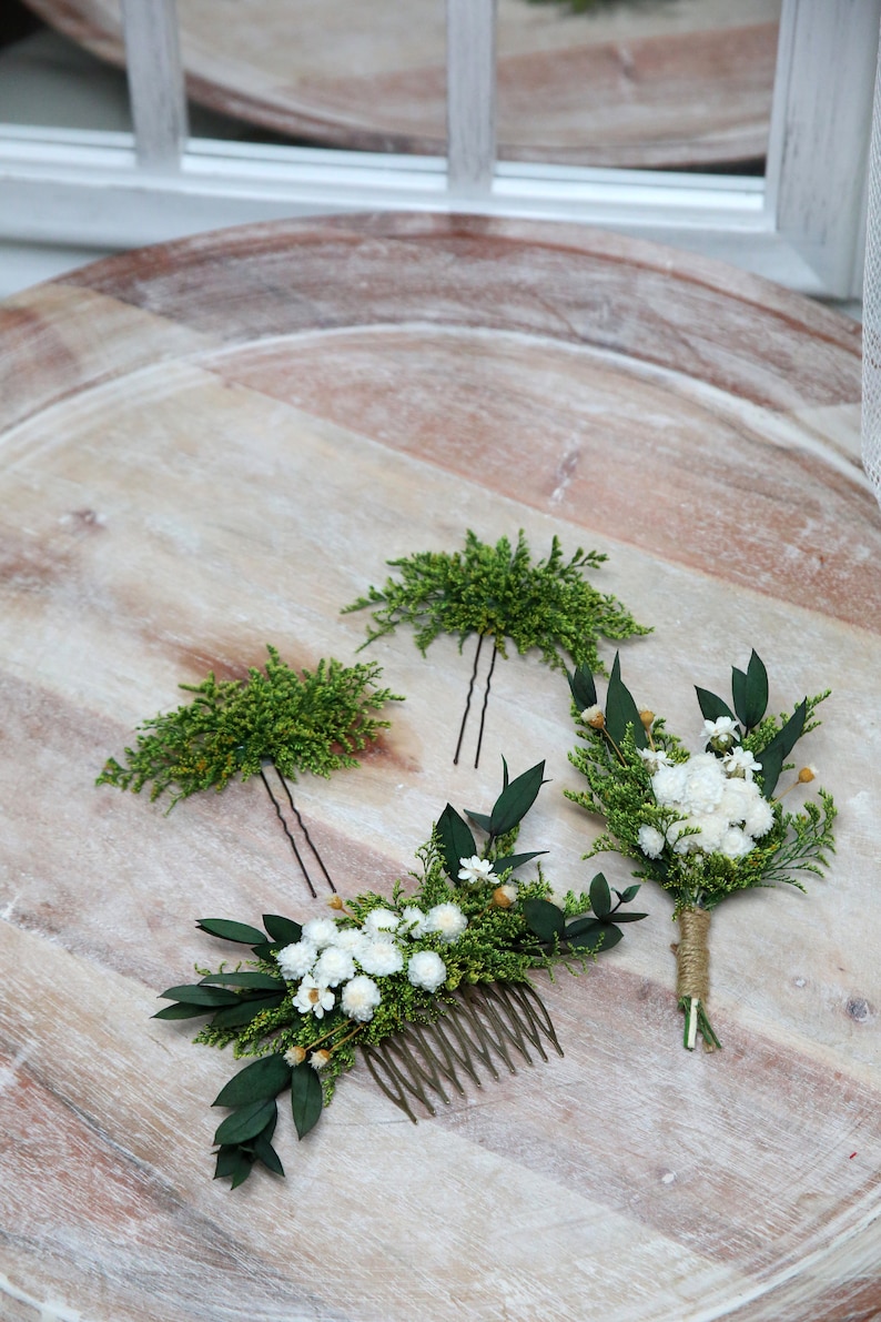 Crafted with care, our greenery wedding theme is designed with real preserved flowers, including helichrysum, eucalyptus, caspia, jazilda flower, and white ixodias. Each hair comb brings a touch of natural beauty to your special day.