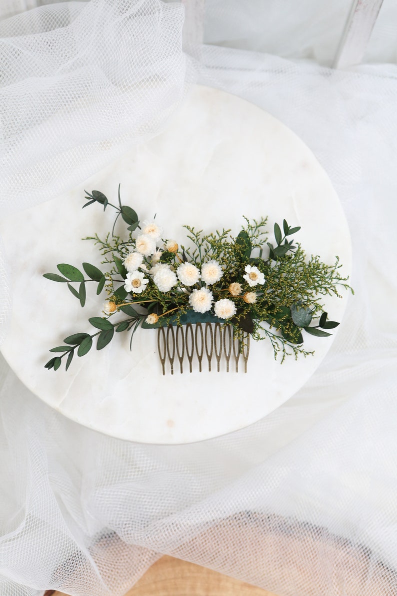 Crafted with care, our greenery wedding theme is designed with real preserved flowers, including helichrysum, eucalyptus, caspia, jazilda flower, and white ixodias. Each hair comb brings a touch of natural beauty to your special day.