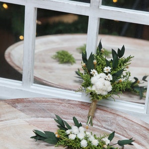 Crafted with care, our greenery wedding theme is designed with real preserved flowers, including helichrysum, eucalyptus, caspia, jazilda flower, and white ixodias. Each hair comb brings a touch of natural beauty to your special day.