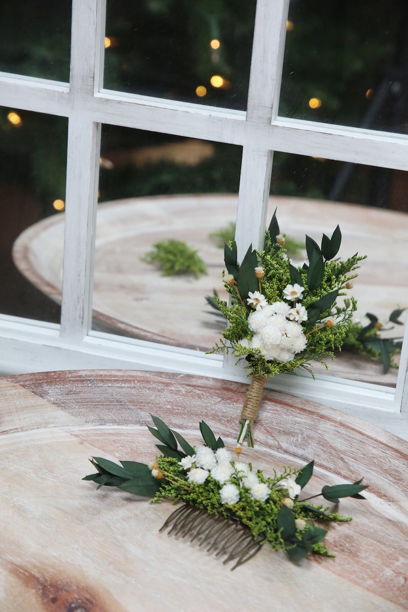 Crafted with care, our greenery wedding theme is designed with real preserved flowers, including helichrysum, eucalyptus, caspia, jazilda flower, and white ixodias. Each hair comb brings a touch of natural beauty to your special day.