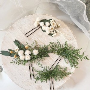 Crafted with care, our greenery wedding theme is designed with real preserved flowers, including helichrysum, eucalyptus, caspia, jazilda flower, and white ixodias. Each hair comb brings a touch of natural beauty to your special day.