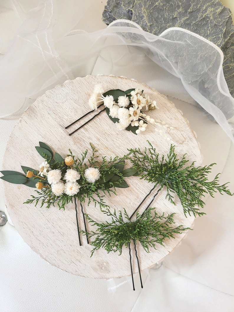 Crafted with care, our greenery wedding theme is designed with real preserved flowers, including helichrysum, eucalyptus, caspia, jazilda flower, and white ixodias. Each hair comb brings a touch of natural beauty to your special day.