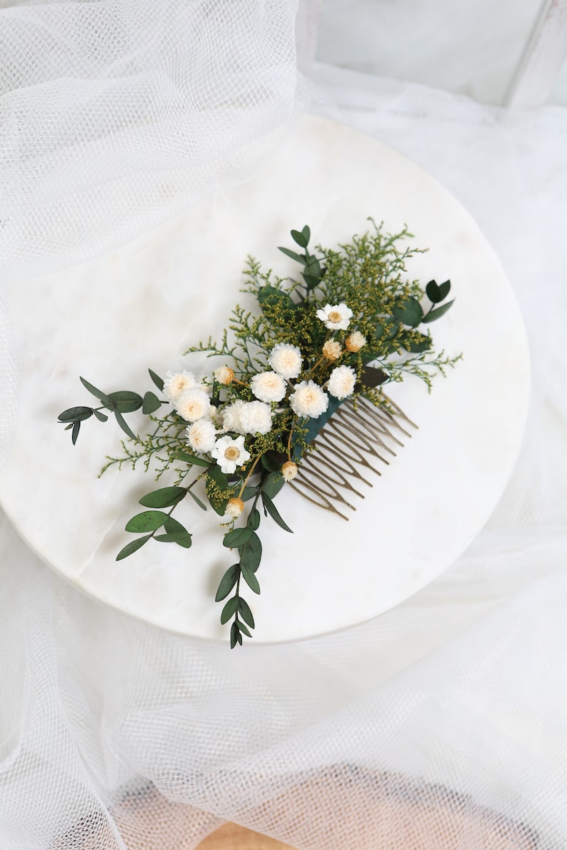 Crafted with care, our greenery wedding theme is designed with real preserved flowers, including helichrysum, eucalyptus, caspia, jazilda flower, and white ixodias. Each hair comb brings a touch of natural beauty to your special day.