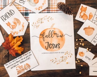 Könnte beinhalten: Eine Sammlung von Lernmaterialien zum Thema Herbst. Enthält ein Buchcover mit einem Kürbis und den Worten "fallow Jesus", zusammen mit Karten mit Illustrationen von Fuchs, Eichel und Kürbis. Enthält auch ein Blatt und dekorative Anhänger.