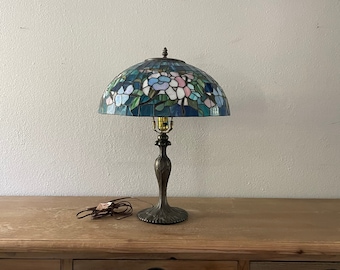 WERFACTORY Tiffany Lamp White Navy Blue Baroque Stained