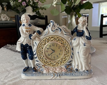Zegar kwarcowy kominkowy z motywem pary zalotników w stylu wiktoriańskim, niebiesko-biały, porcelanowy, styl rokoko z XVIII wieku
