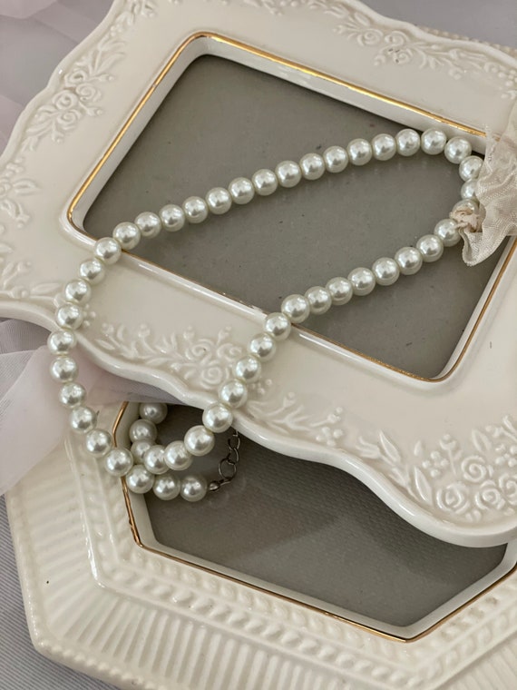 Vintage White Pearl Necklace/Costume Jewlery - image 1
