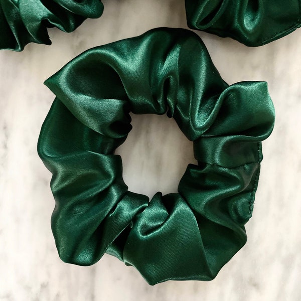 EMERALD Green SATIN SCRUNCHIE - 2 tailles (Livraison gratuite au Royaume-Uni lors de l’achat de 3+ articles)