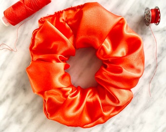 Jasnopomarańczowa satynowa gumka do włosów – 2 rozmiary (bezpłatna dostawa w Wielkiej Brytanii przy zakupie 3 lub więcej produktów)
