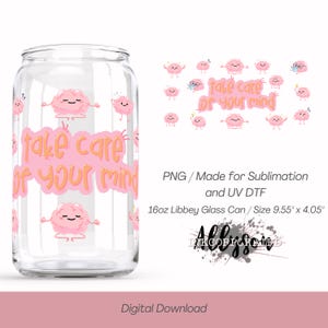 Könnte beinhalten: Ein durchsichtiges Glas im Dosen-Design mit einem rosa-orangenen Design mit der Aufschrift "take care of your mind". Das Design beinhaltet Cartoon-Gehirne. Der Becher ist 24,26 cm hoch und 10,29 cm breit.