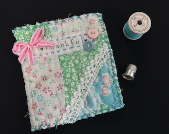 Von Hand gesticktes Nadelbuch aus Vintage Quilt mit einer Schere gemacht