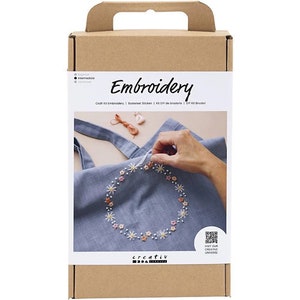 Könnte beinhalten: Stick-Set in einem Karton. Das Set enthält eine blaue Tragetasche mit floralem Stickdesign. Das Wort "Embroidery" ist auf der Box aufgedruckt. Das Set ist für fortgeschrittene Niveaus konzipiert.