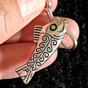 Juego de 2 piezas de pez y anzuelo, colgante de aleación de plata antigua de fundición de terra para hacer joyas, llaveros, tiradores de carteras, 1+”