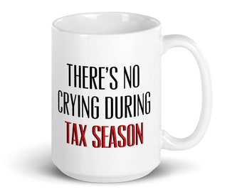 Puede incluir: Taza de cerámica blanca con texto negro que dice "There's no crying during tax season". La palabra "crying" está en rojo.