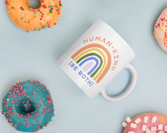 Human Kind Be Both-koffiemok, regenboogafbeelding