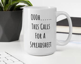 Könnte beinhalten: Eine weiße Keramiktasse mit schwarzem Text, der "OOOH..... THIS CALLS FOR A SPREADSHEET" lautet.
