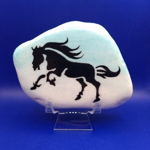 Cavallo illustrato vettoriale, pietra dipinta con supporto, pietra acrilica, pietra dipinta, regalo, arredamento per la casa