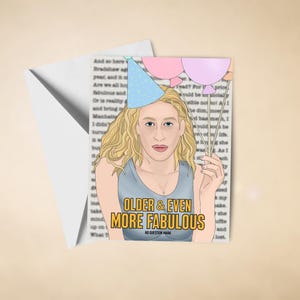 Puede incluir: Tarjeta de felicitación con una ilustración de una persona con cabello rubio, un gorro de fiesta y globos. La tarjeta dice "OLDER & EVEN MORE FABULOUS" en letras doradas. El fondo es un sobre blanco.