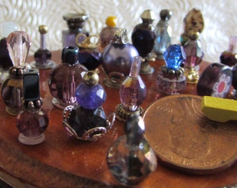 Paarse miniatuur collectibles, miniatuur decor, poppenhuis miniaturen, miniatuur parfumflesjes, handgemaakt