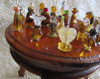 Poppenhuisminiatuurparfumflesjes/mini-ijdelheidsets-in bruin, geelbruin