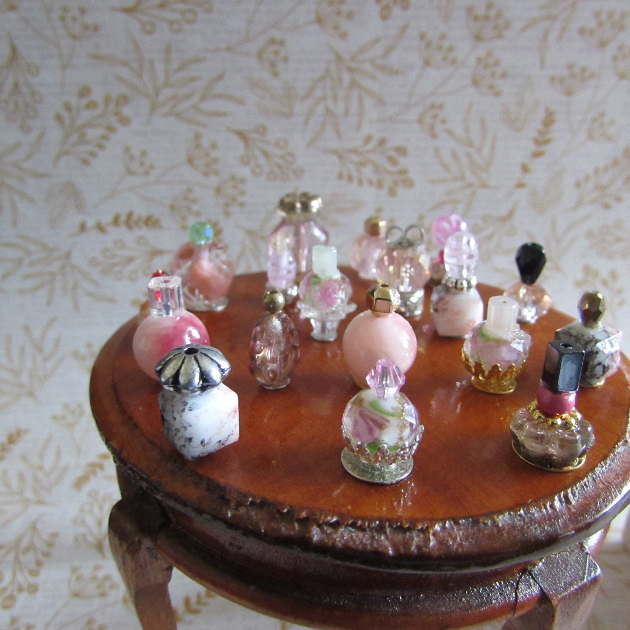 Set Bottiglie Di Profumo In Miniatura Anni '80 Per Casa Delle Bambole – Scala 1:12 – Plastica - Foto 2