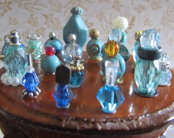 Poppenhuis miniatuur parfumflesjes & decor: turkoois, lichtblauw