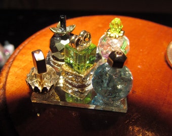 Poppenhuis miniatuur verzamelobjecten--parfumflesjes/ijdelheidssets