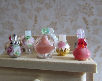 Poppenhuis miniatuur parfum/ijdelheid flessen/poppenhuis tafeldecoraties: mooie roze