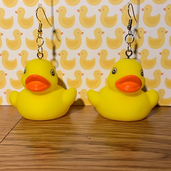 Orecchini di papera di gomma