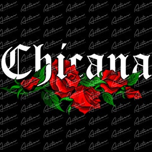 Könnte beinhalten: Ein schwarzer Hintergrund mit dem Wort "Chicana" in weißen gotischen Buchstaben. Rote Rosen mit grünen Blättern sind um das Wort angeordnet.