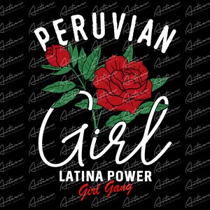 Può includere: Un design grafico bianco con il testo "PERUVIAN Girl" in un font corsivo. La grafica include anche una rosa rossa con foglie verdi e il testo "LATINA POWER Girl Gang" in rosso.