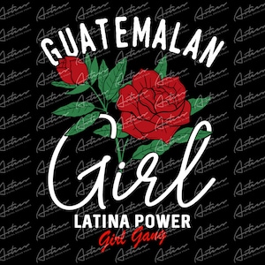 Könnte beinhalten: Ein weißes Grafikdesign mit dem Text "GUATEMALAN Girl LATINA POWER Girl Gang" auf schwarzem Hintergrund. Hinter dem Text befindet sich eine rote Rose mit grünen Blättern.